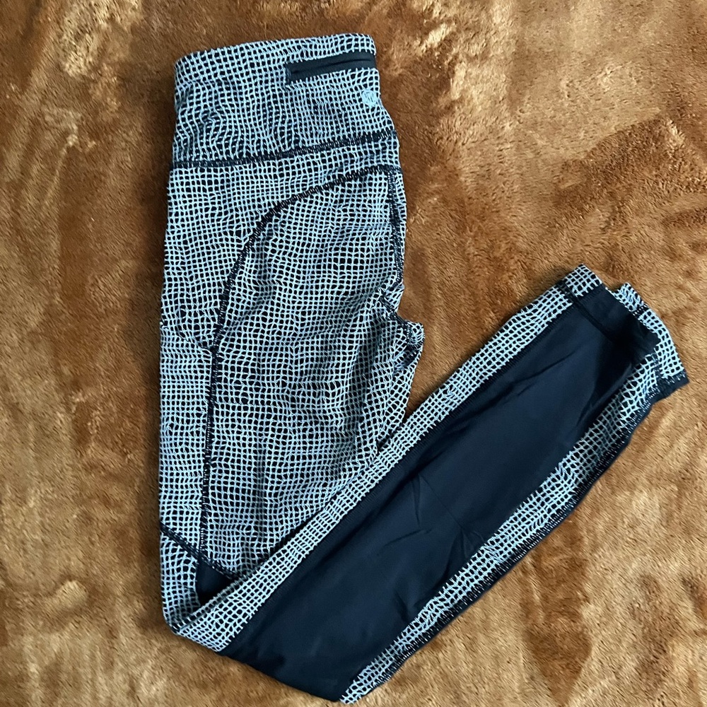 Lululemon leggings black and white
